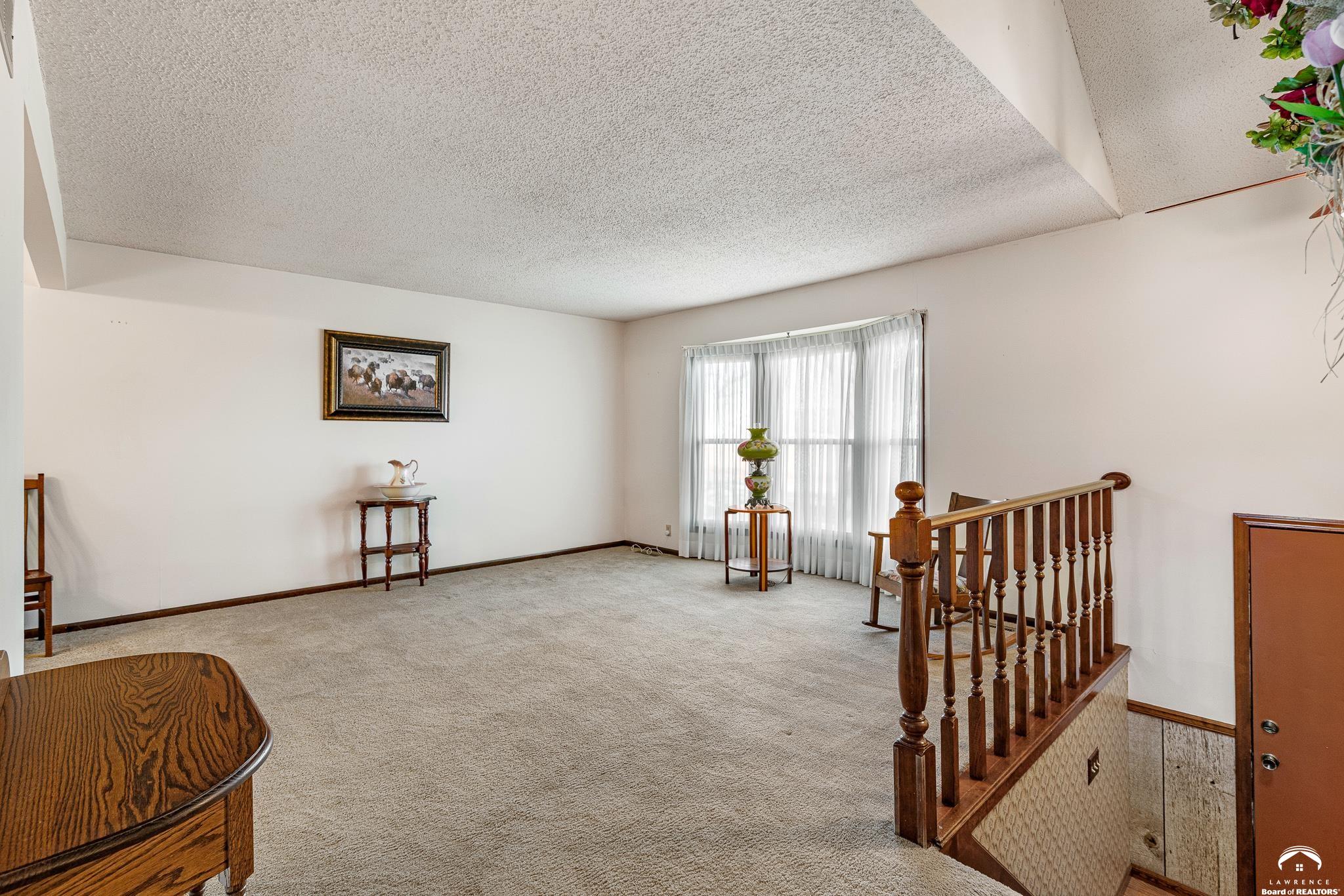 8636 Cedar Niles Road Lenexa, KS 66227 - Photo 4 of 56