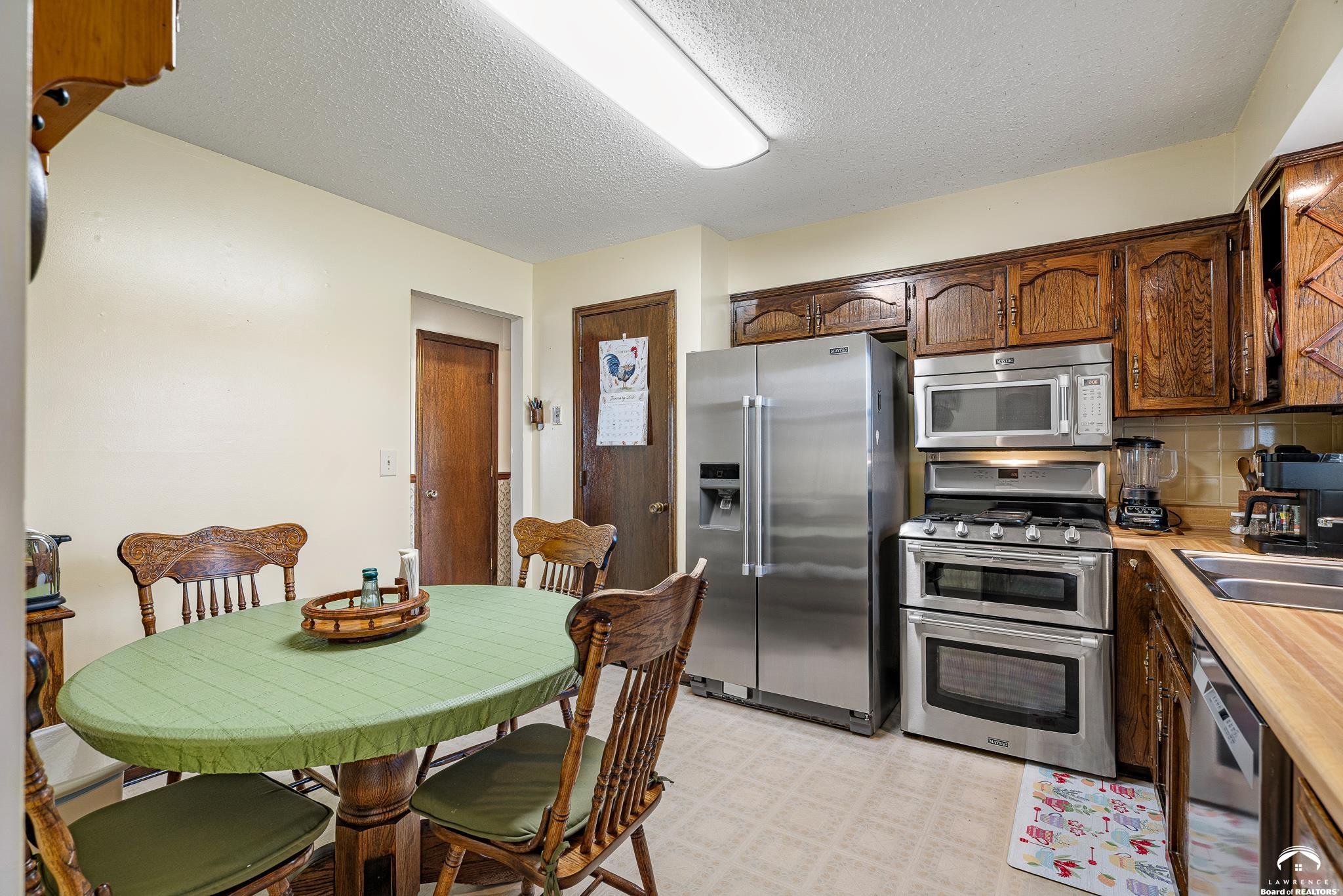 8636 Cedar Niles Road Lenexa, KS 66227 - Photo 7 of 56