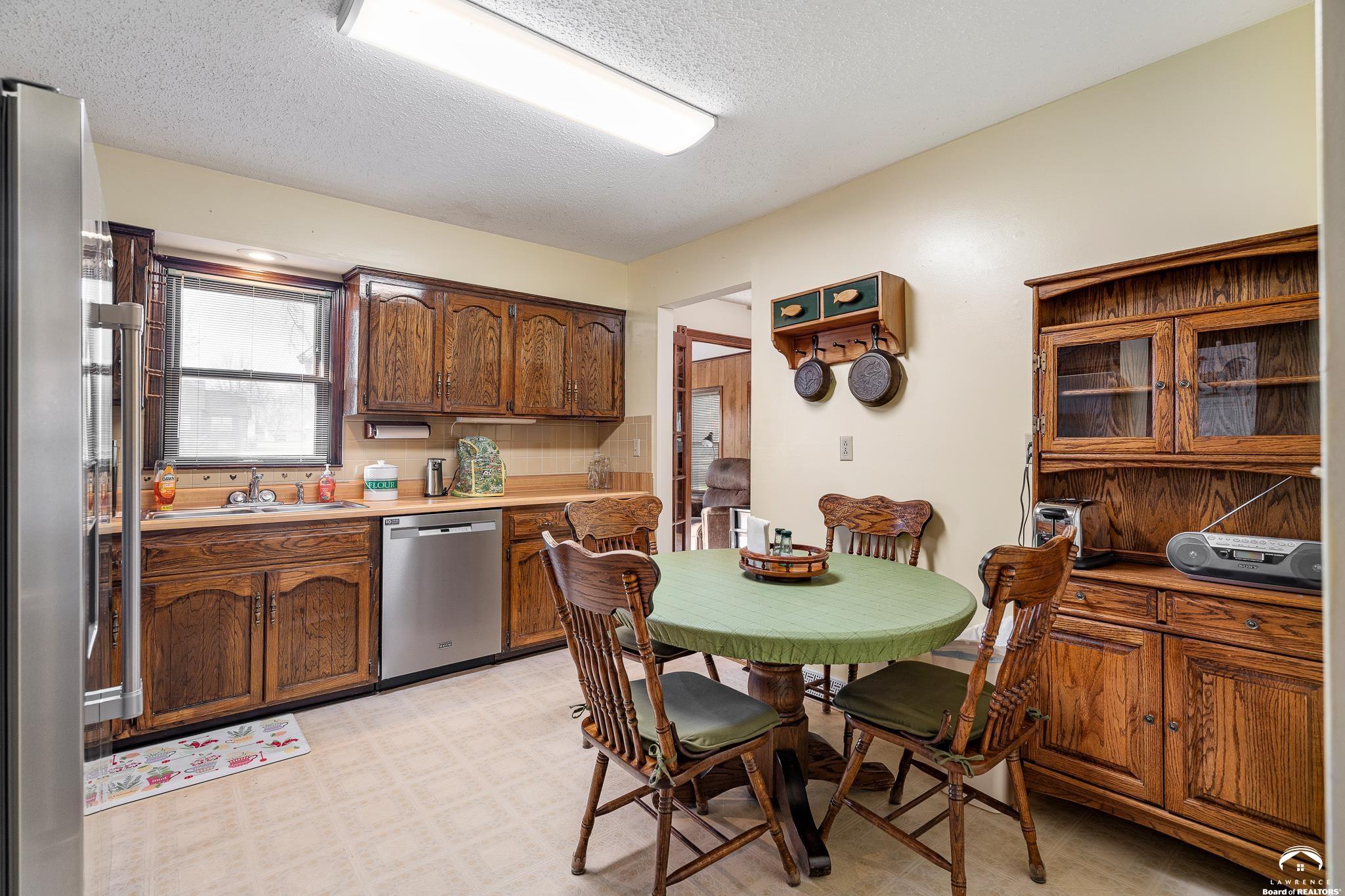 8636 Cedar Niles Road Lenexa, KS 66227 - Photo 8 of 56