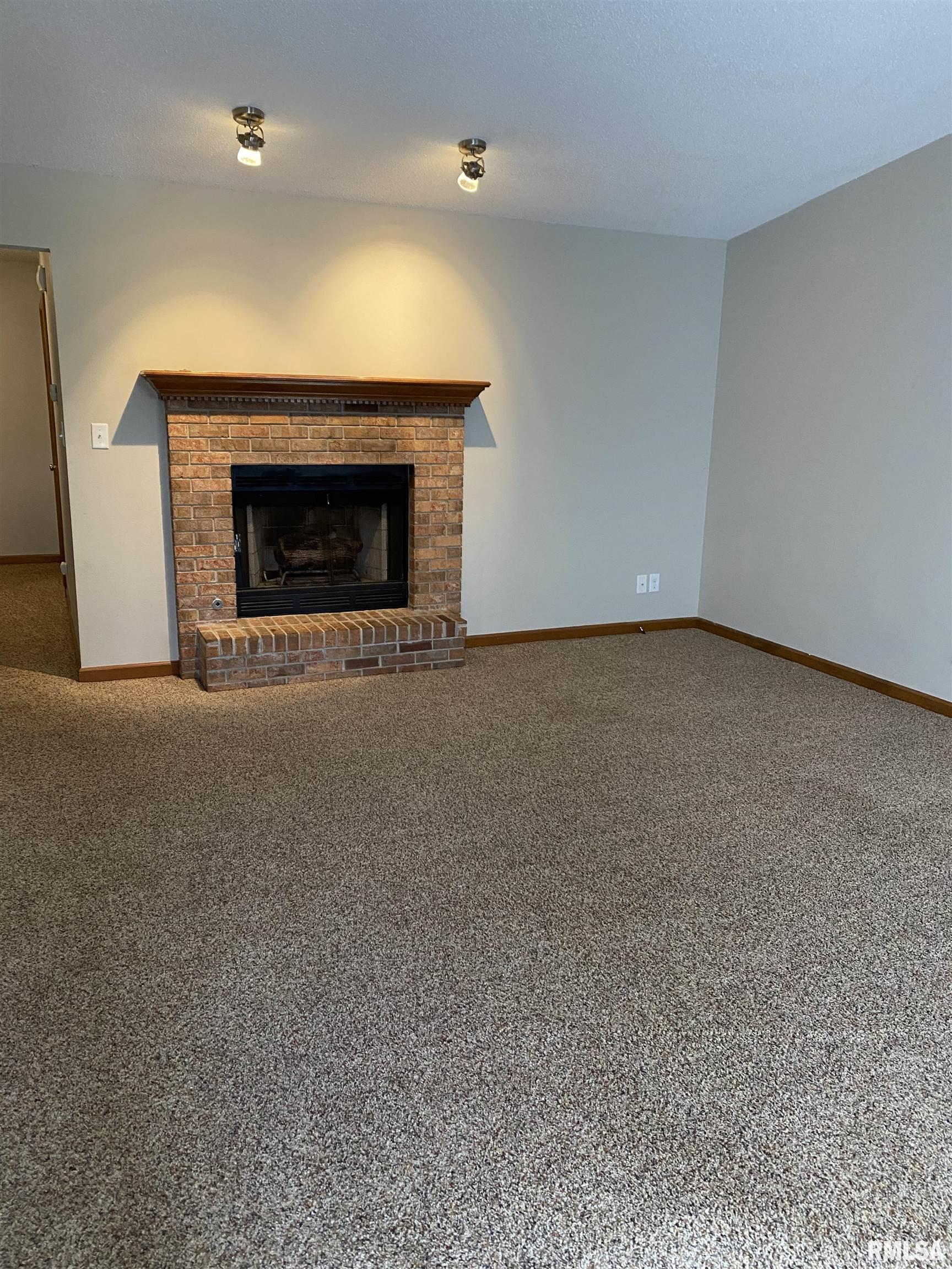 4020-4022 Oakbrook Court Springfield, IL 62711 - Photo 2 of 14 Gallery Image 2