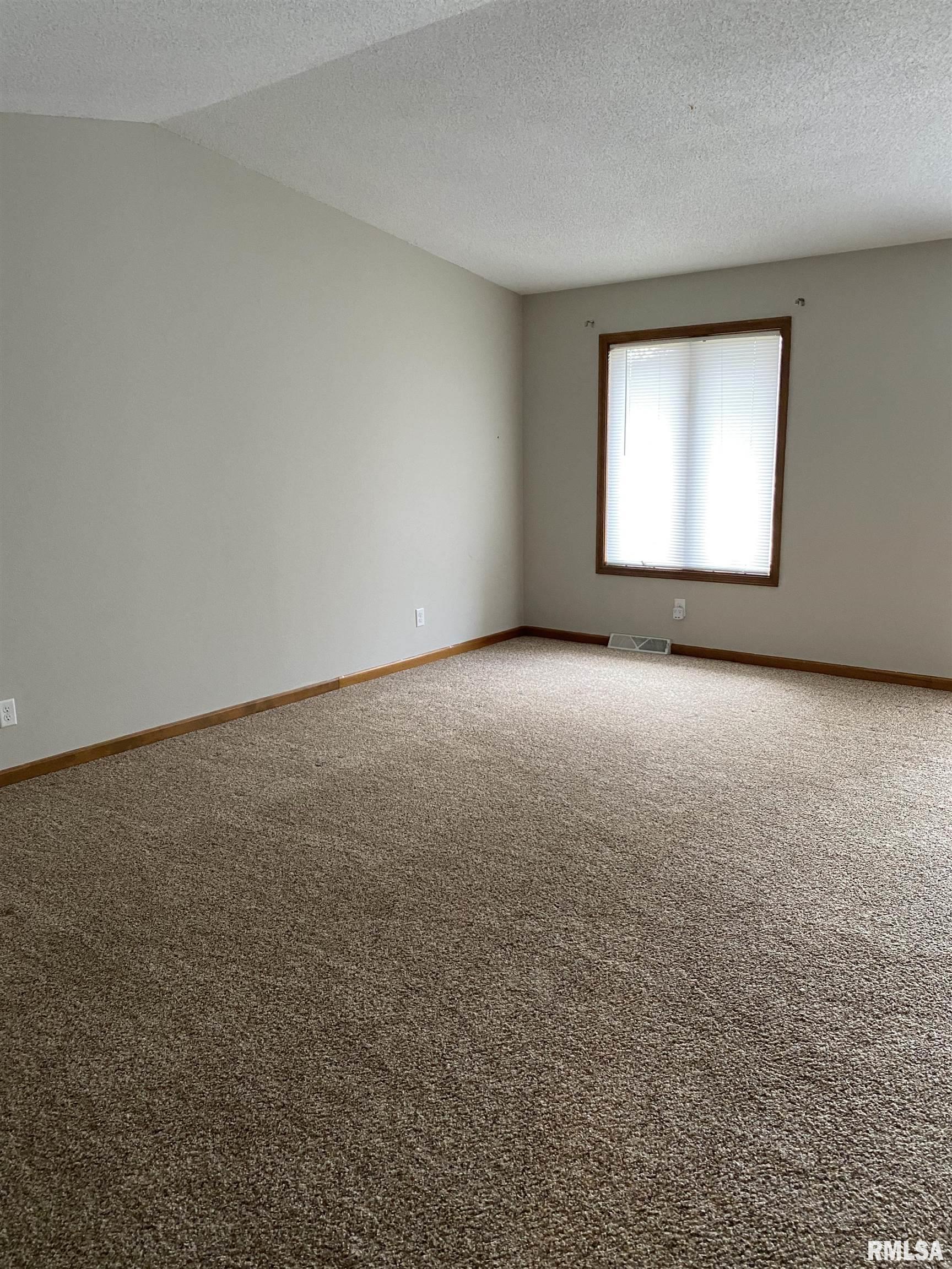 4020-4022 Oakbrook Court Springfield, IL 62711 - Photo 3 of 14 Gallery Image 3