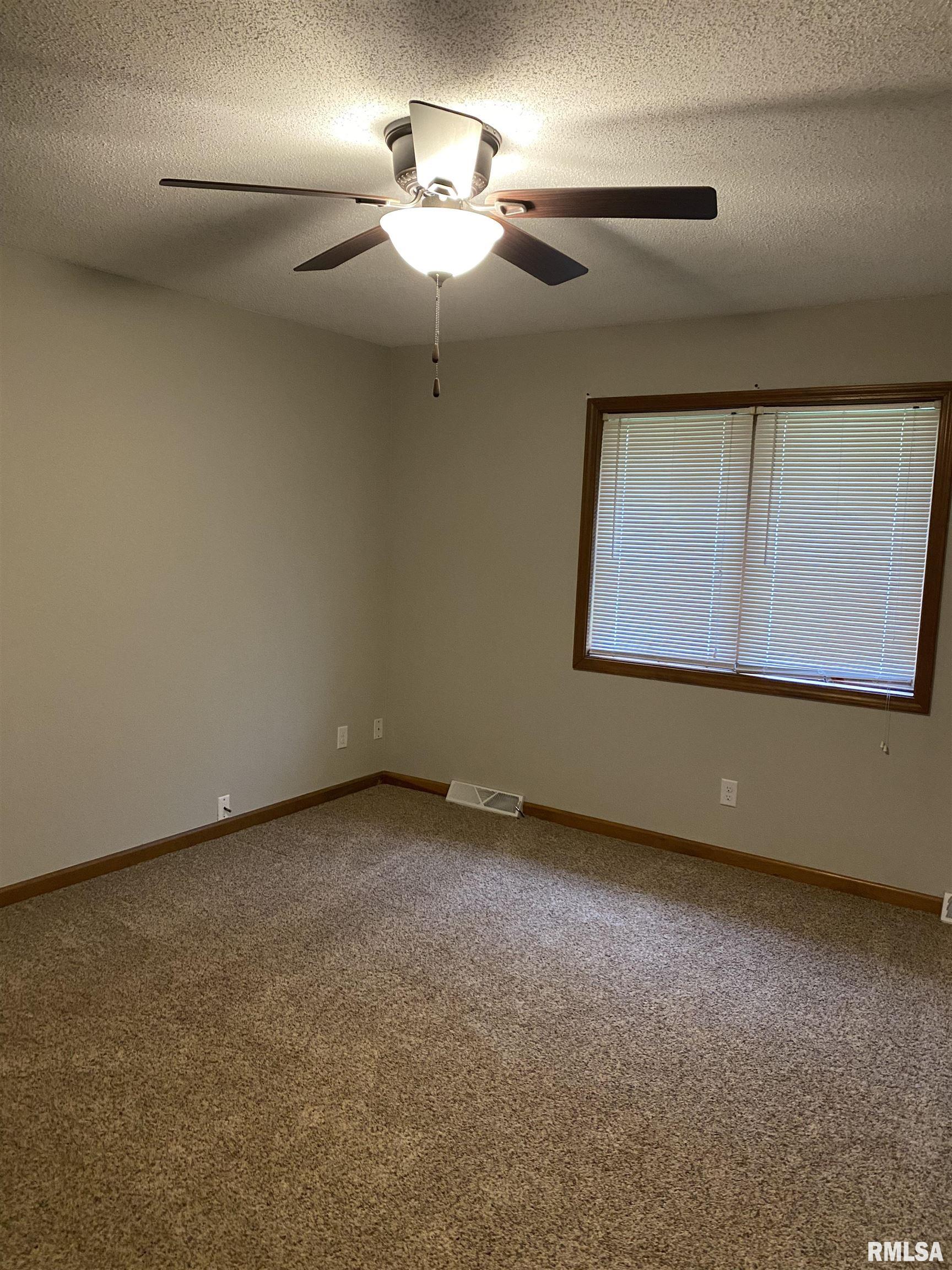 4020-4022 Oakbrook Court Springfield, IL 62711 - Photo 6 of 14 Gallery Image 6