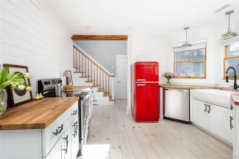 $1,295,000 | 3190 The Long Way Lane, East Marion, NY 11939