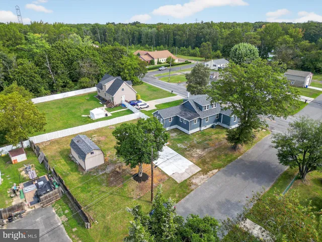 an aerial view of a house having yard