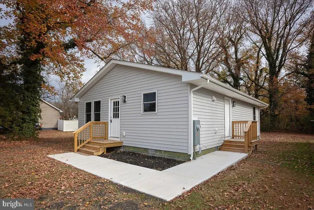 a view of house with a yard