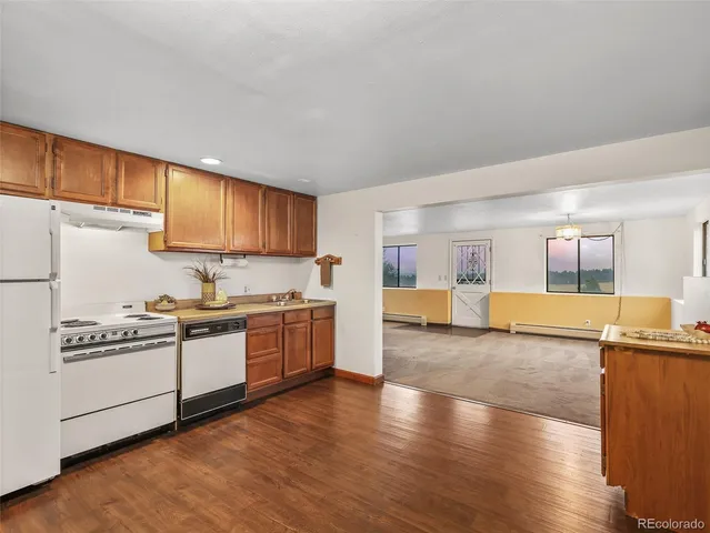 a view of livingroom with furniture