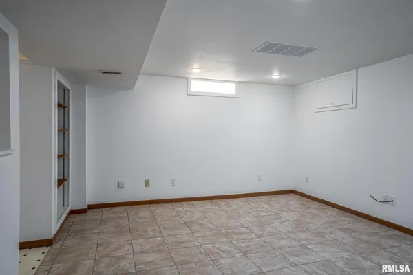 $269,000 | 3812 North Thornwood Avenue, Davenport, IA 52806