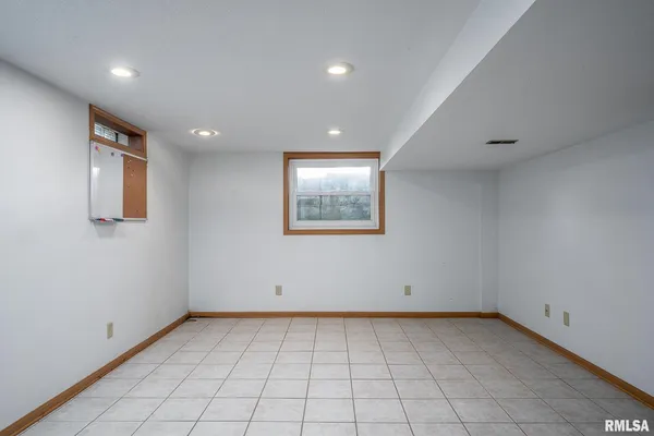 $269,000 | 3812 North Thornwood Avenue, Davenport, IA 52806