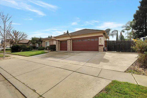 a view of house with a yard