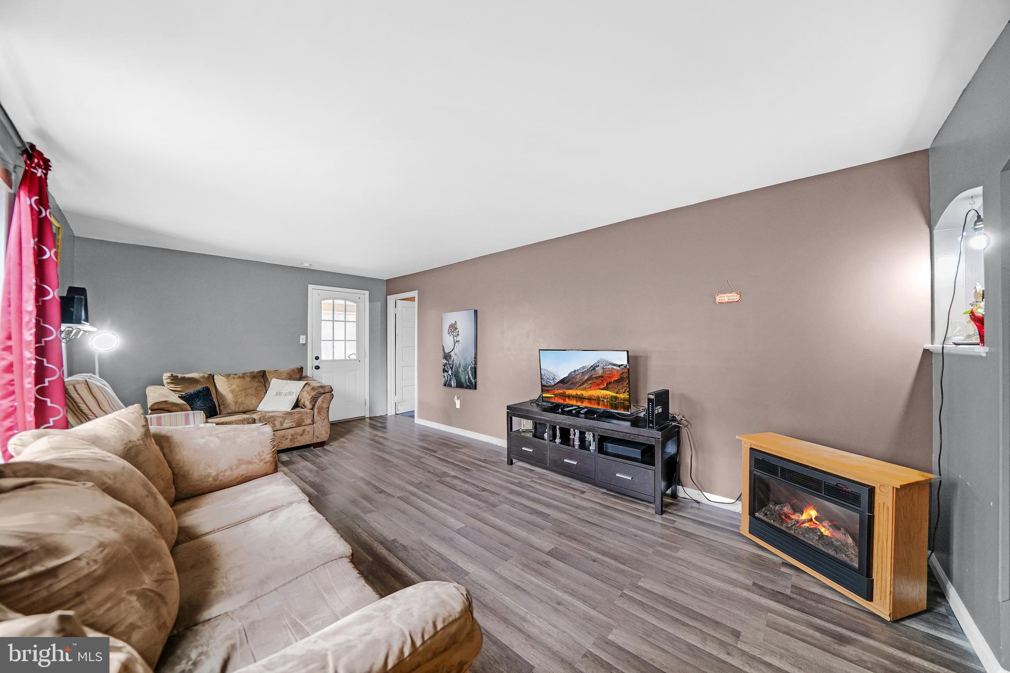 1007 Main Street Brookhaven, PA 19015 - Photo 18 of 21 Living Room