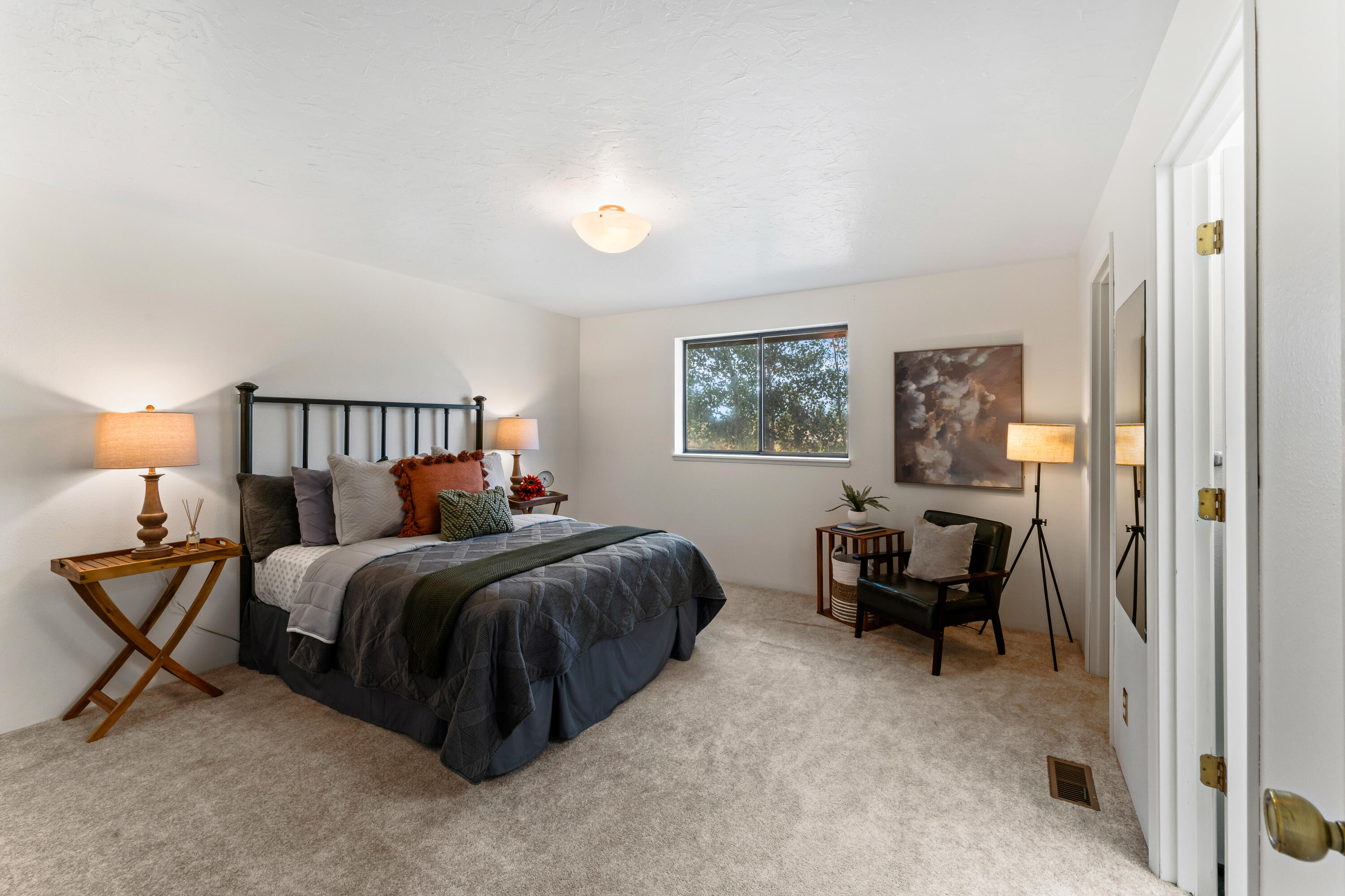 17845 Plainview Road Bend, OR 97703 - Photo 5 of 41 Primary Ensuite with Walk-In Closet