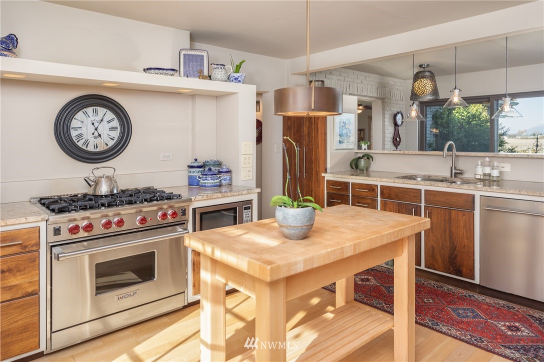 15090 Beaver Marsh Road Mount Vernon, WA 98273 - Photo 22 of 38 a kitchen with a stove and a refrigerator