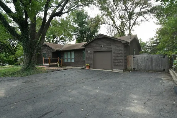 $415,000 | 10200 Pflumm Road, Lenexa, KS 66215