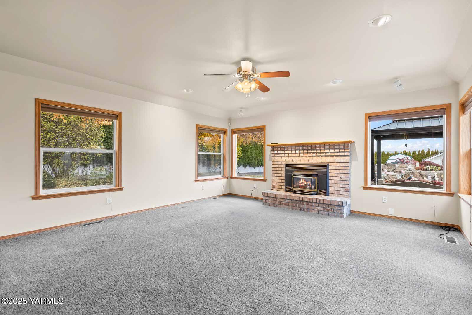 613 South Friedline Road Yakima, WA 98908 - Photo 19 of 54 16. Informal Living Room