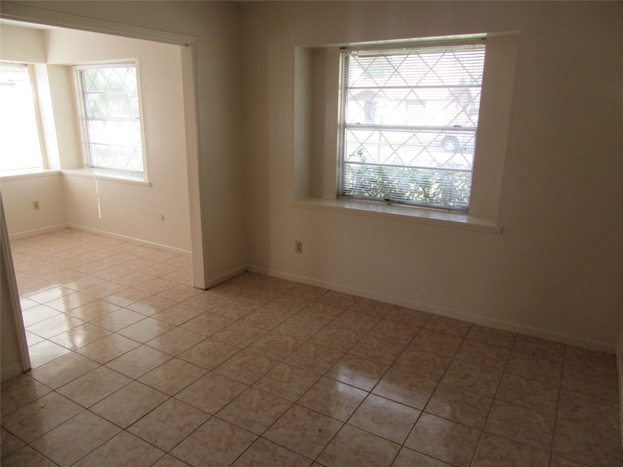 12215 Pompano Lane Houston, TX 77072 - Photo 4 of 15 an empty room with windows