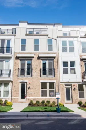 $824,900 | 4939 Trail Vista Lane, Chantilly, VA 20151