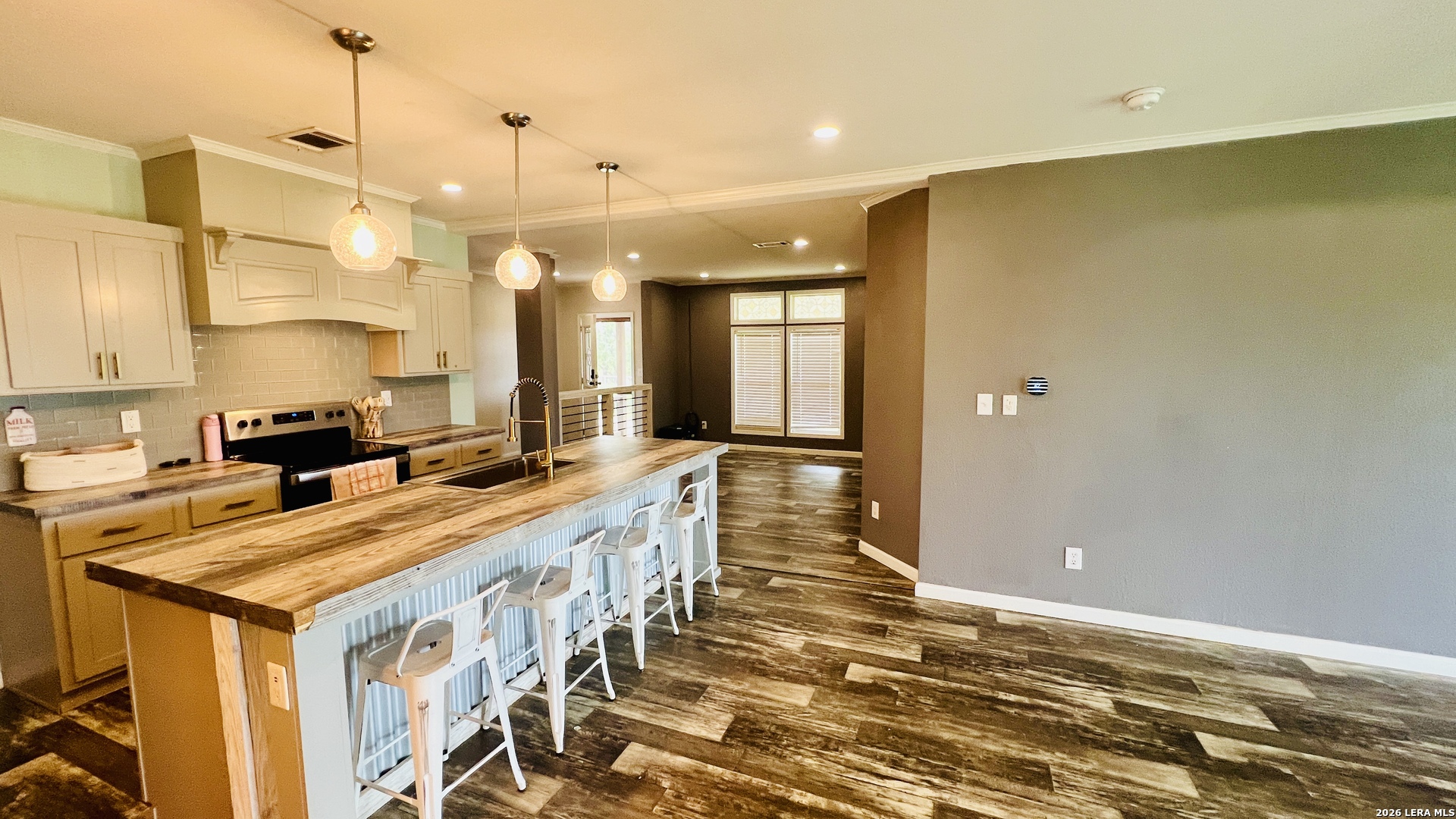 153 May Road Pleasanton, TX 78064 - Photo 4 of 29