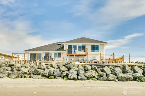 $1,295,000 | 2585 West Beach Road, Oak Harbor, WA 98277