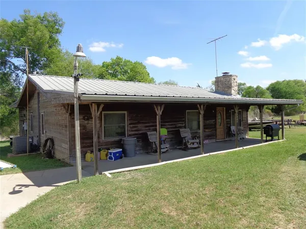 $399,000 | 1201 South Bois D Arc Street, Grandview, TX 76050