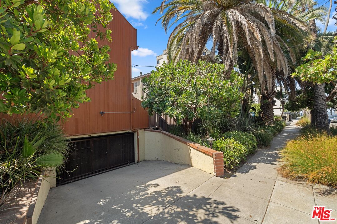 2108 Neilson Way Santa Monica, CA 90405 - Photo 50 of 70 a backyard of a house