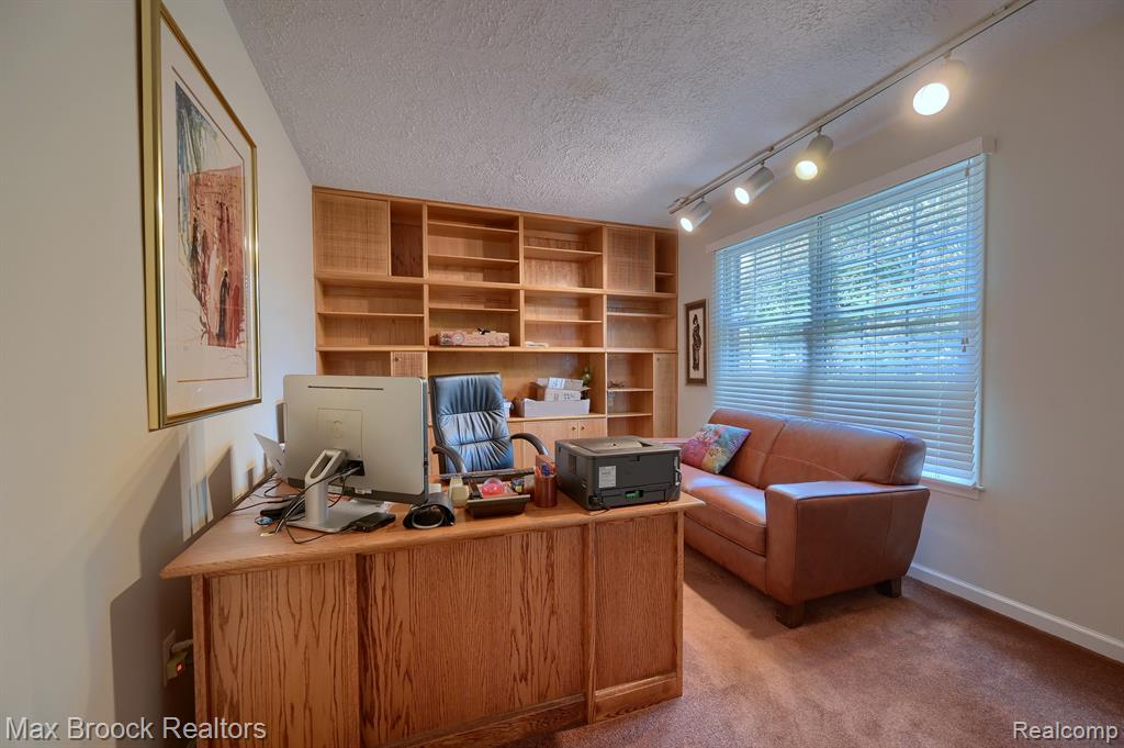 35181 Spring Hill Road Farmington Hills, MI 48331 - Photo 5 of 36