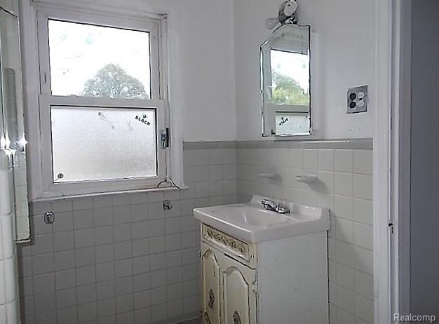 15155 Greenview Road Detroit, MI 48223 - Photo 9 of 13 DSCN3264.jpg