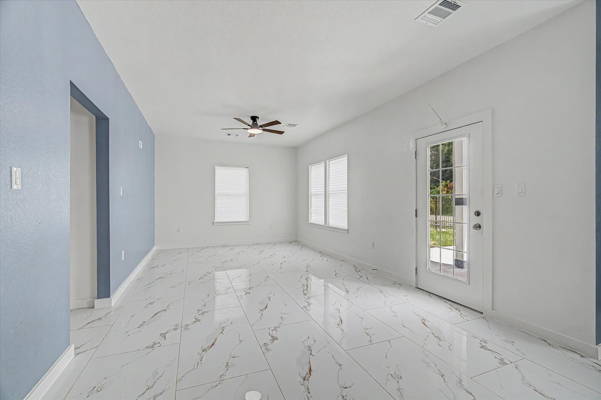 5919 Rietta Street Houston, TX 77016 - Photo 4 of 32 Bright, large an dopen concept layout.