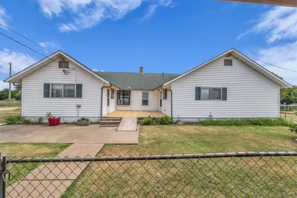 a view of a house with backyard