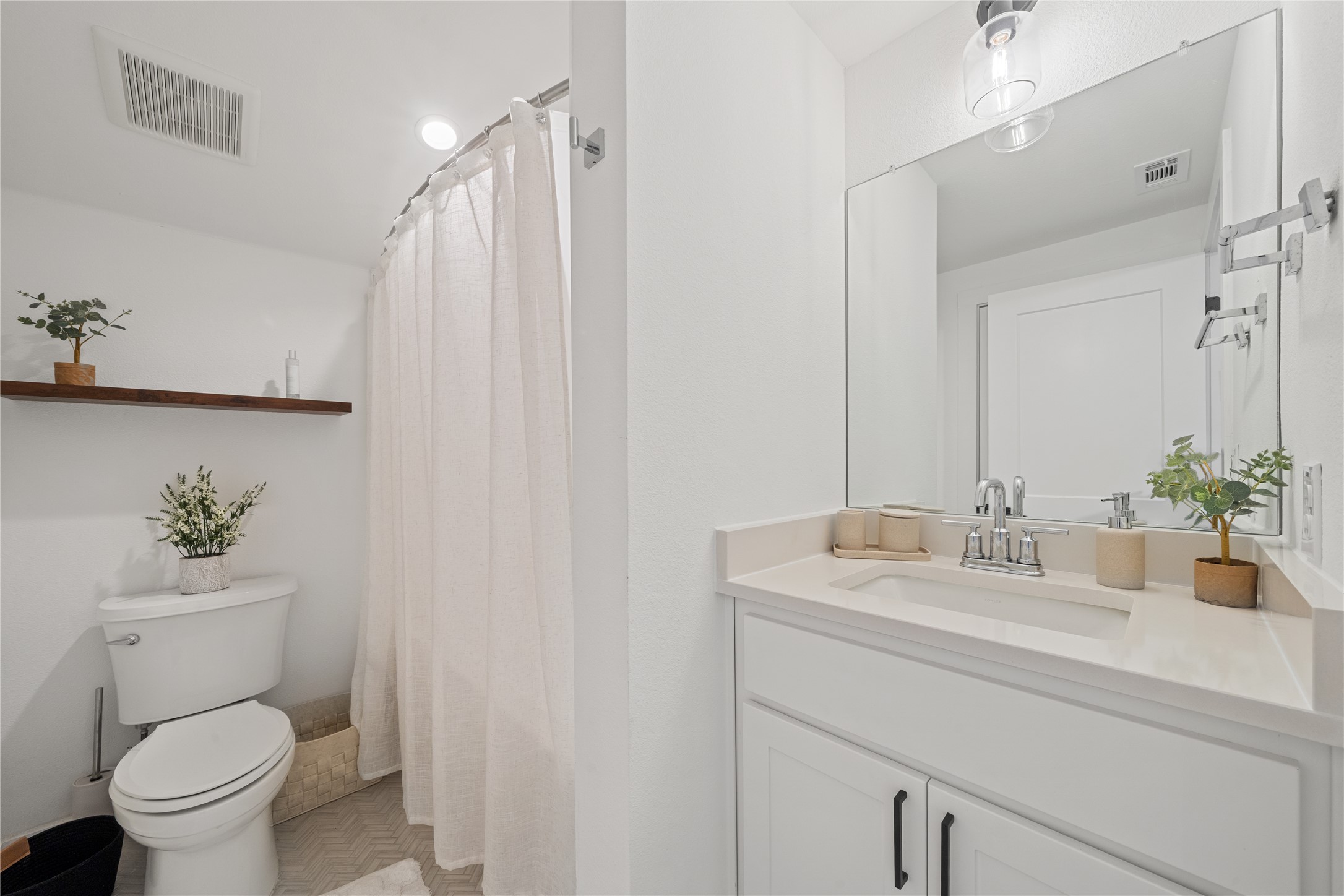 5701 Tura Lane, Unit 1 Austin, TX 78721 - Photo 18 of 23 Bathroom