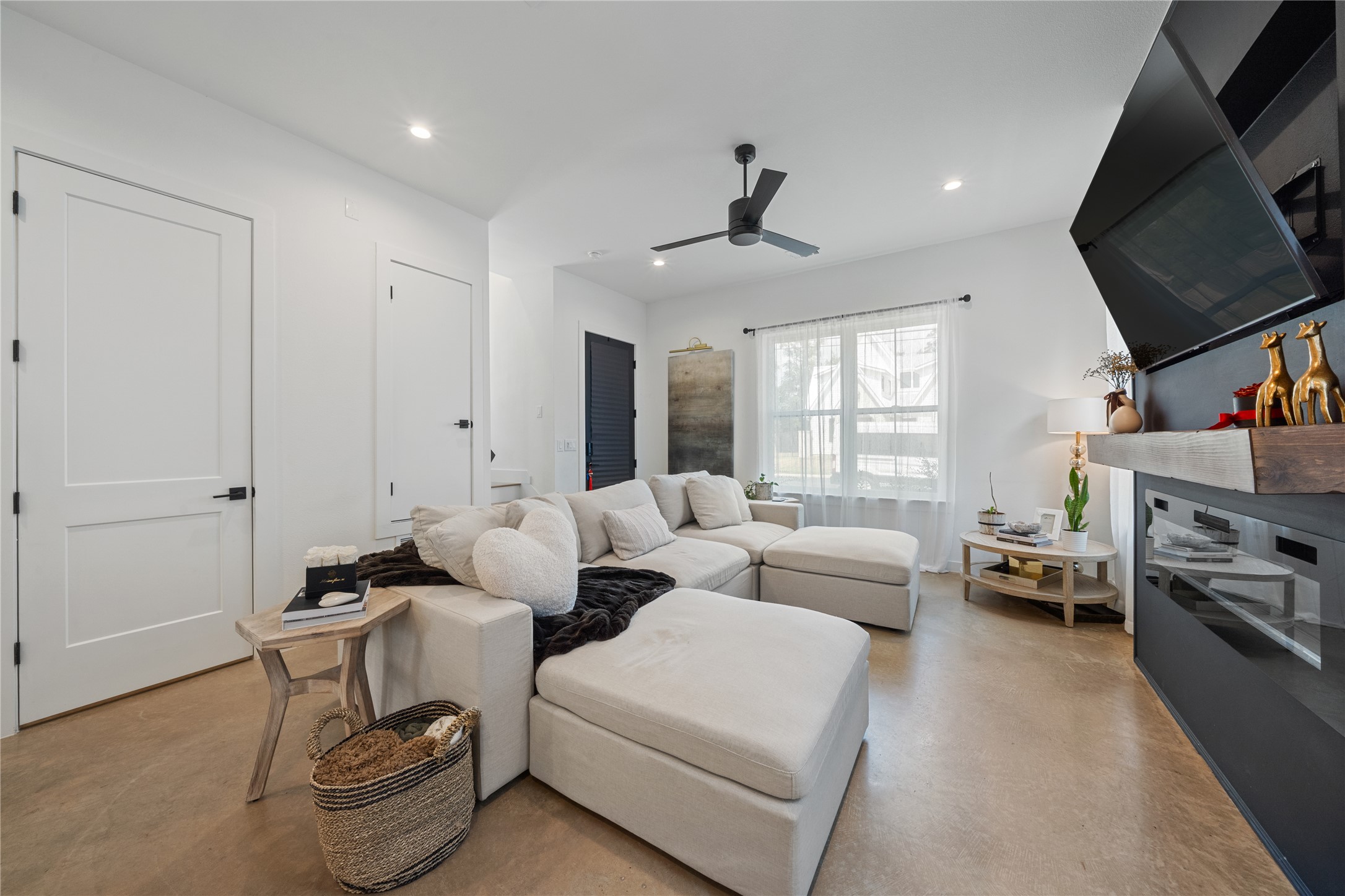 5701 Tura Lane, Unit 1 Austin, TX 78721 - Photo 4 of 23 Living room