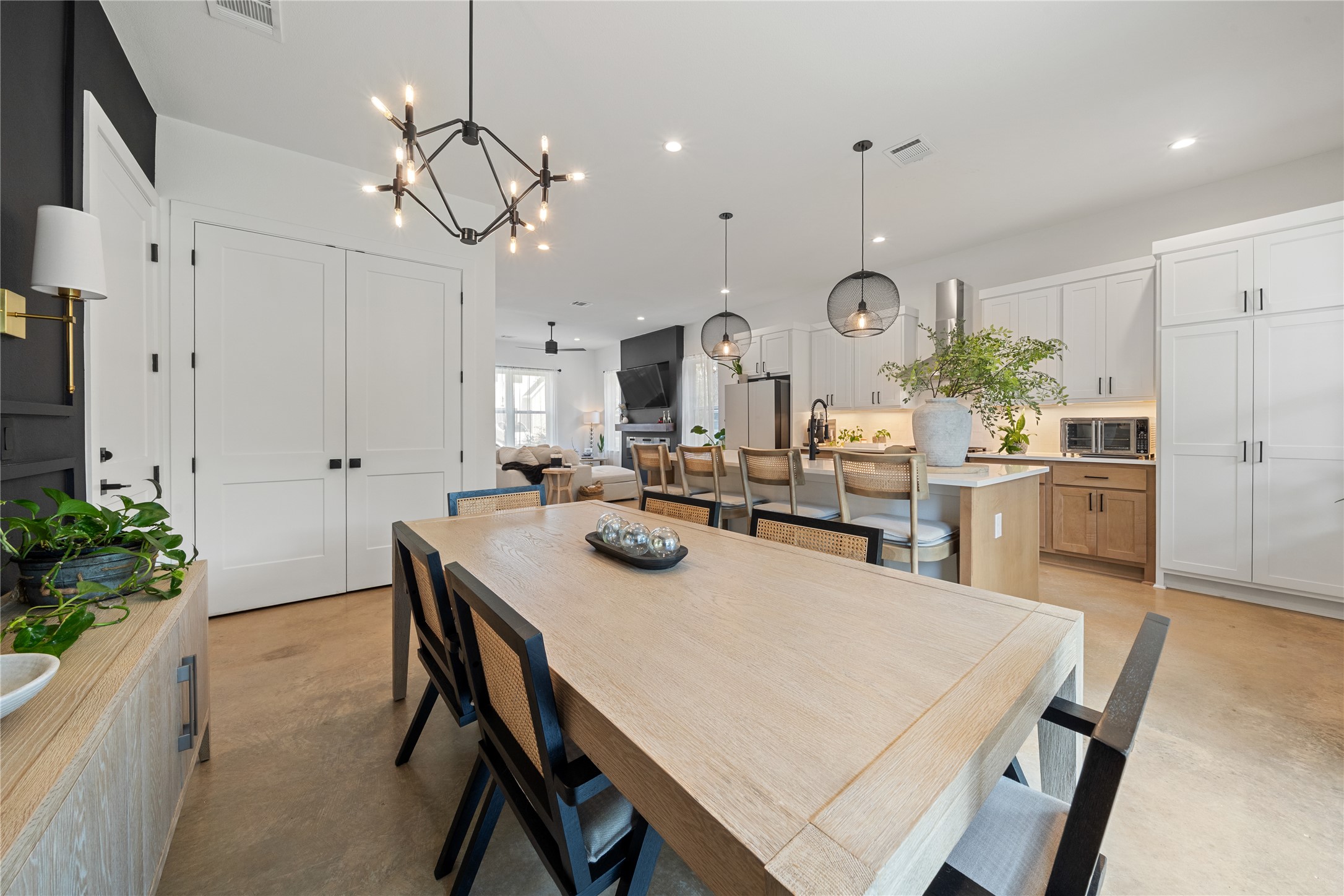 5701 Tura Lane, Unit 1 Austin, TX 78721 - Photo 8 of 23 Dining area
