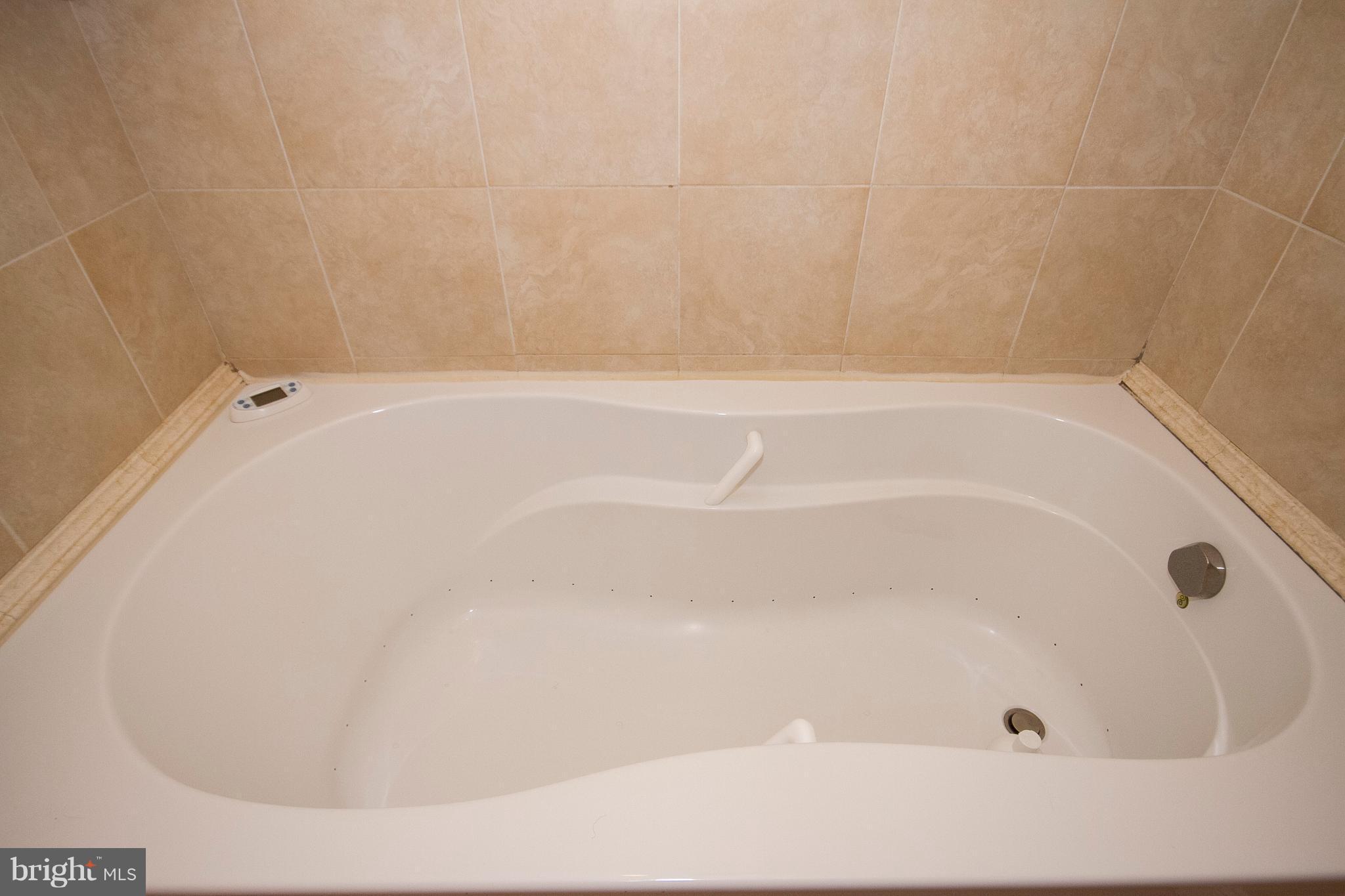 326 Murdock Road Baltimore, MD 21212 - Photo 25 of 29 a bathroom with a bathtub