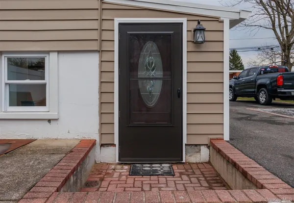 $2,600 | 108 Ralph Avenue, Unit LOWR, Babylon, NY 11702