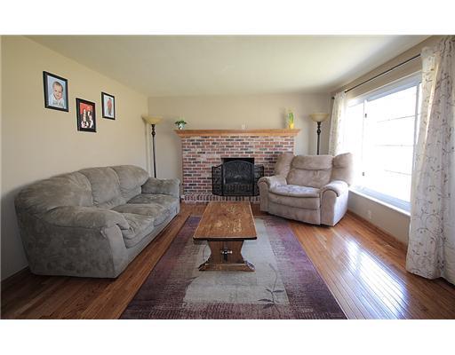 1220 Oakridge Road McDonald, PA 15057 - Photo 2 of 12 Living Room.