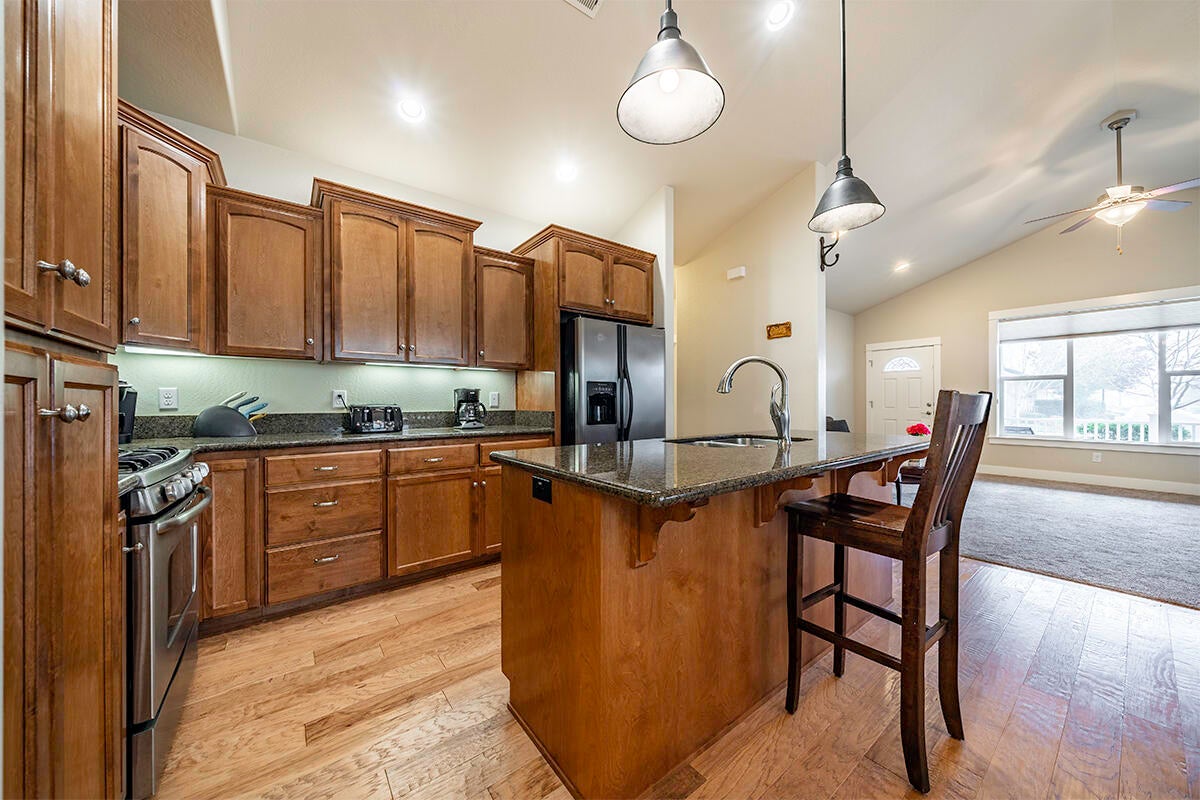 1078 North Haskell Street Central Point, OR 97502 - Photo 8 of 25 8