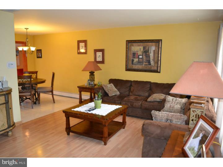 736 Susquehanna Road Abington, PA 19046 - Photo 2 of 19 Living Room