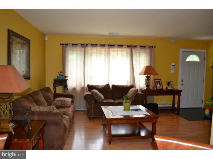 736 Susquehanna Road Abington, PA 19046 - Photo 3 of 19 Living Room