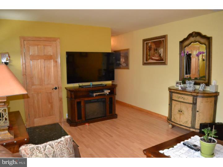 736 Susquehanna Road Abington, PA 19046 - Photo 4 of 19 Living Room