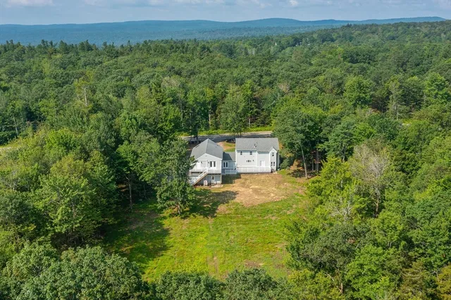 a view of a back yard