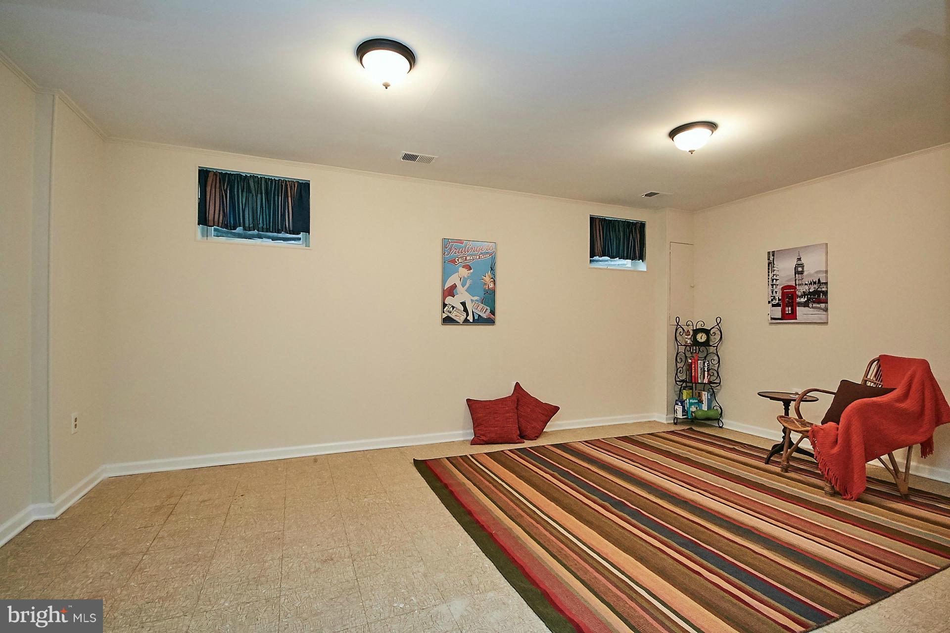 5264 Leestone Court Springfield, VA 22151 - Photo 22 of 30 a bedroom with double bed and a lamp