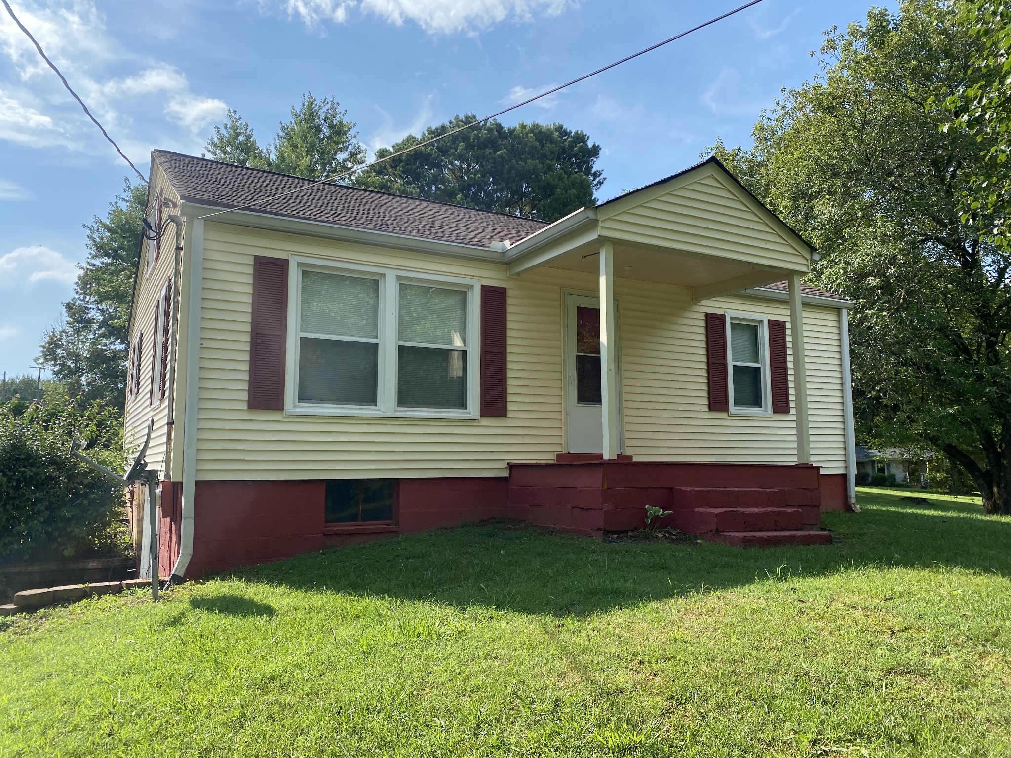 a view of front of a house with a yard
