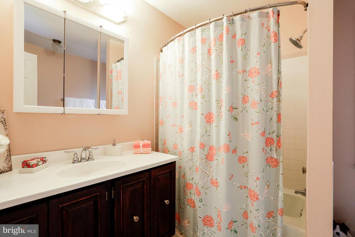 7366 Clifton Road Clifton, VA 20124 - Photo 16 of 30 Bath