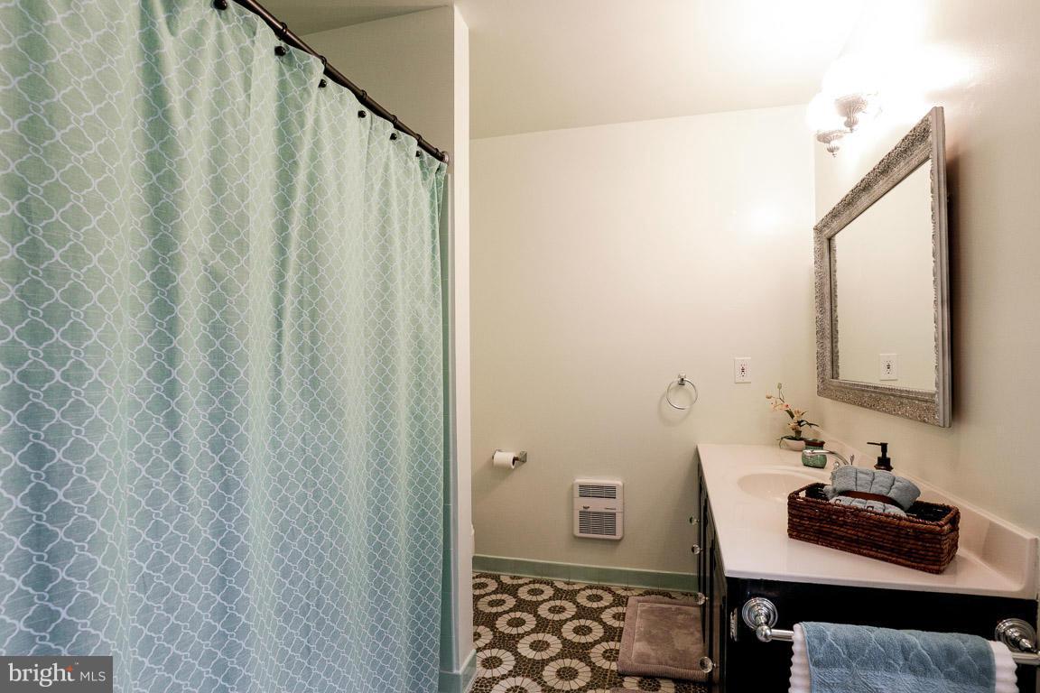 7366 Clifton Road Clifton, VA 20124 - Photo 17 of 30 Bath
