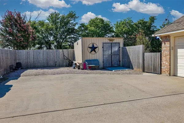 a view of a backyard