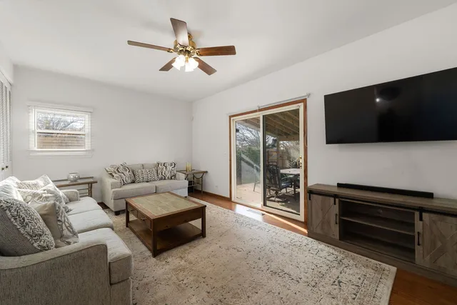 $340,000 | 6812 Wainwright Drive, Woodridge, IL 60517