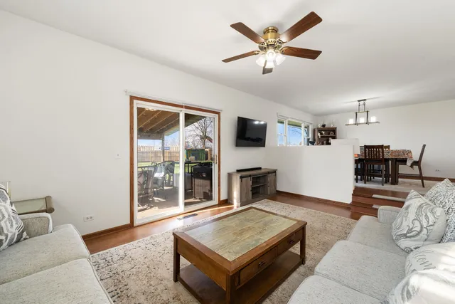 $340,000 | 6812 Wainwright Drive, Woodridge, IL 60517