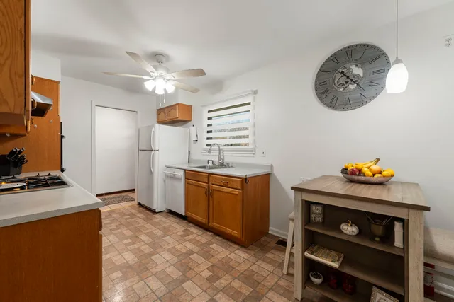 $340,000 | 6812 Wainwright Drive, Woodridge, IL 60517