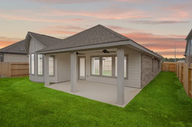 a view of a house with backyard