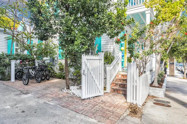 $10,000 | 717 Southard Street, Key West, FL 33040
