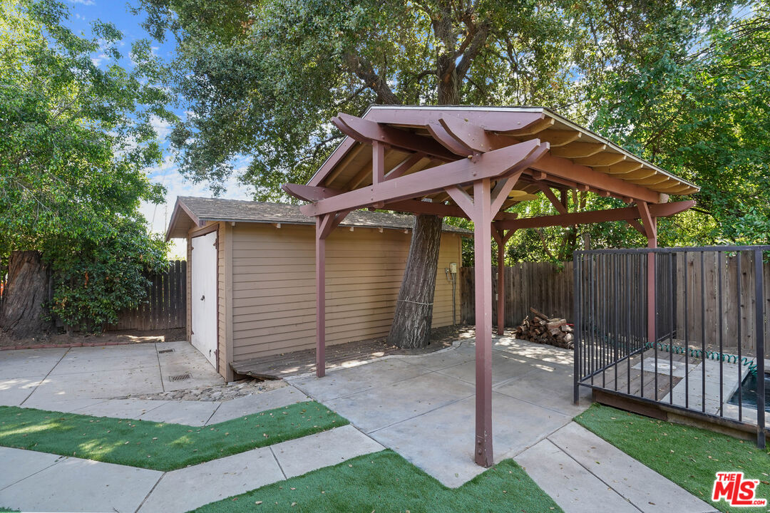 910 Bell Street Pasadena, CA 91104 - Photo 15 of 32 a front view of house with yard and green space